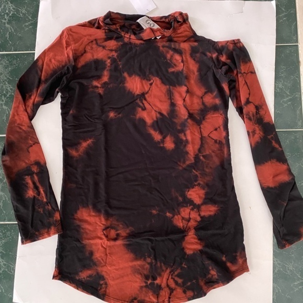 GO COUTURE TIE DYE SLASHED COLD SHOULDER T MEDIUM